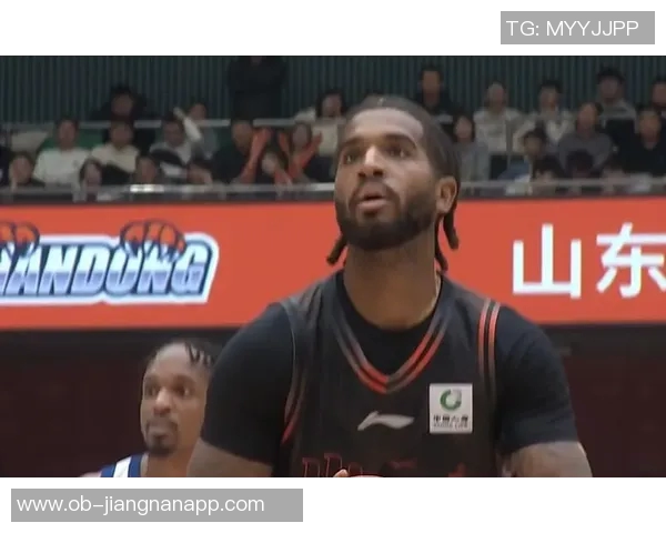 外援双子星联手发威引领球队逆转胜利全场观众欢呼不已